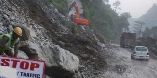 पहिरोले नारायणगढ-मुग्लिन सडकखण्ड अवरुद्ध