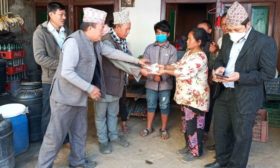 अटोरिक्सा दुर्घट्नामा गम्भीर घाइते भएका युवालाई सहयोग