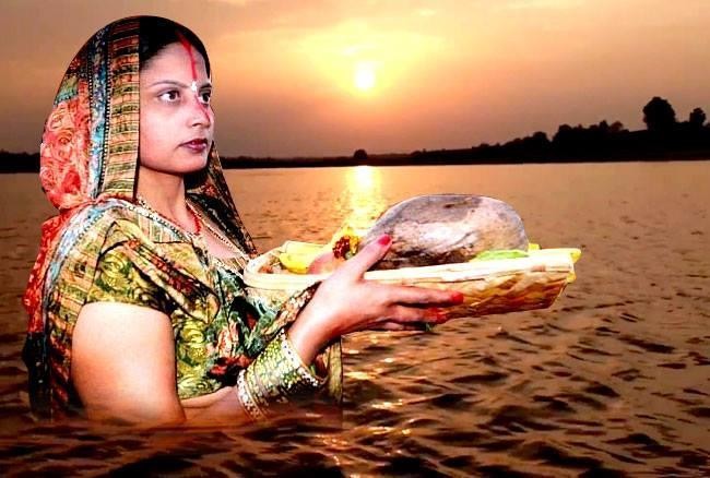 छठ पर्वको मुख्य दिन आज अस्ताउँदो सूर्यलाई अर्घ्य दिइँदै