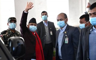 निर्वाचन आयोग पुगेर प्रधानमन्त्रीले भने– ‘चुनावी तयारीको काम अझै प्रभावकारी बनाउनू’
