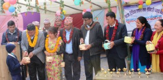 दिक्तेल रुपाकोट मझुवागढी नगरपालिकाका ५ हजार ४७८ जना विधार्थीलाई टिफिन क्यारी