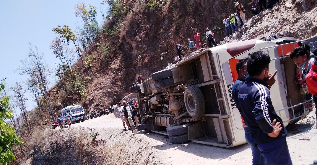 खोटाङमा दर्शनार्थी बोकेको बस दुर्घट्ना हुँदा सहचालकको मृत्यु, २२ घाईते 
