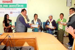 तीन जना एकल महिलालाई नगद सहित सम्मान 