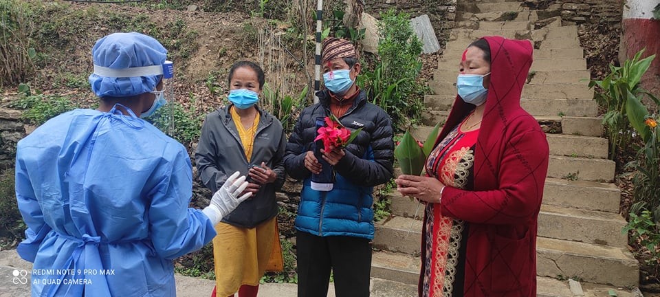 खोटाङमा एक संक्रमितले जिते कोरोना, फूलको गुच्छा सहित स्वास्थ्यकर्मीले गरे बिदाई 