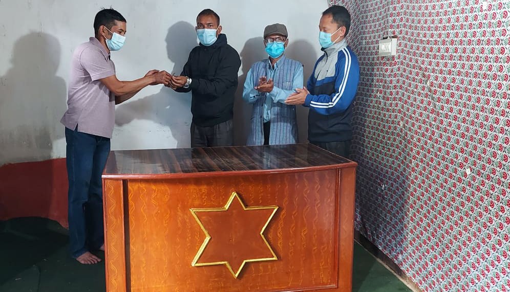 पत्रकार महासंघलाई फर्निचर व्यवसायीको सहयोग