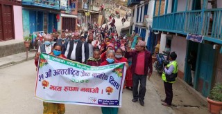३१ औं अन्तराष्ट्रिय जेष्ठ नागरिक दिवशको अवशरमा खोटाङको दिक्तेलबजारमा निकालिएको र्‍याली । (फोटो फिचर)