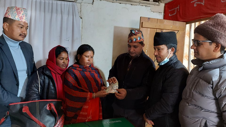 अभिभावक गुमाएका परिवारलाई आर्थिक सहयोग 