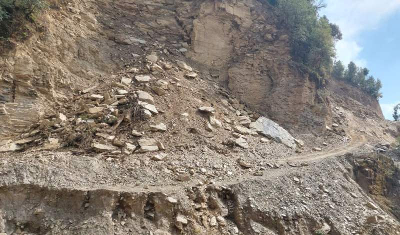 सामुदायिक वनमा जथाभावी ढुंगा उत्खनन, उत्खननले वनमा पहिरो 