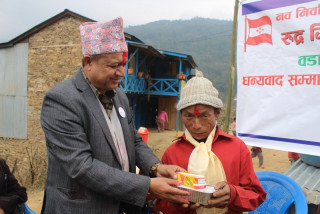 कांग्रेस नेता गिरीले गरे पाथेकाका जेष्ठ नागरिकहरुलाई सम्मान