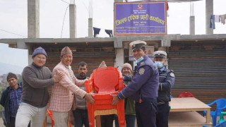 वडा कार्यालयद्वारा ट्राफिक प्रहरी कार्यालयलाई फर्निचरका सामग्री प्रदान