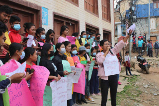 बलात्कारीलाई कारबाही माग गर्दै दिक्तेलबजारमा प्रदर्शन
