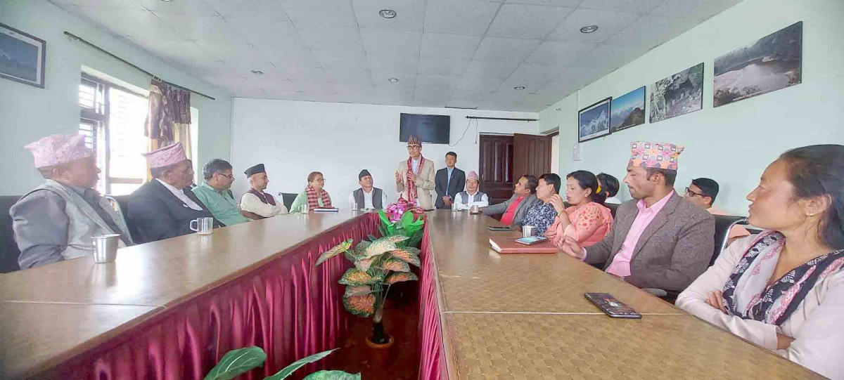 जनप्रतिनिधिले घर घरमा सिंहदरबार पुग्नेगरी काम नहुँदा संघीयतामाथि प्रश्न उठ्योः मन्त्री थापा