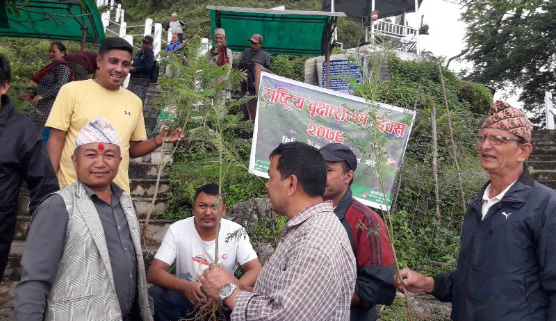 धार्मिक तथा पर्यटकीयस्थल मझुवागढीमा बृक्षारोपण 