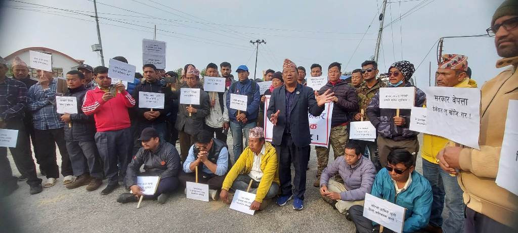 ठेकेदारले अति गरेपछि सांसदको नेतृत्वमा डेढ घण्टा चक्काजाम