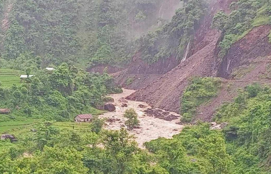 मकवानपुरमा पहिरोले घर पुर्दा १ जनाको मृत्यु, ६ बेपत्ता