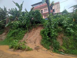 हलेसीबजारका ६ घर पहिरोको उच्च जोखिममा
