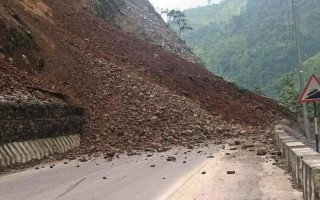 भुसुने जङ्गलमा पहिरो खस्दा सिद्धिचरण लोकमार्ग अवरुद्ध