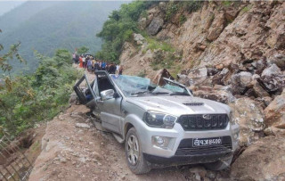गुडिरहेको  स्कार्पियो गाडीमाथि पहिरो खस्यो