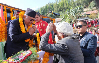 खोटाङका नागरिकले विभिन्न माग राख्दै ओलीलाई बुझाए अनुरोध पत्र