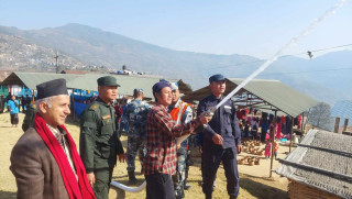 फायर हाइड्रेन्ट पाईप स्थानीयहरुलाई वितरण तथा परिक्षण