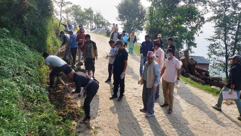 अल्छेढुंगा–जिल्ला अस्पताल जाने सडक सरसफाई तथा मर्मत