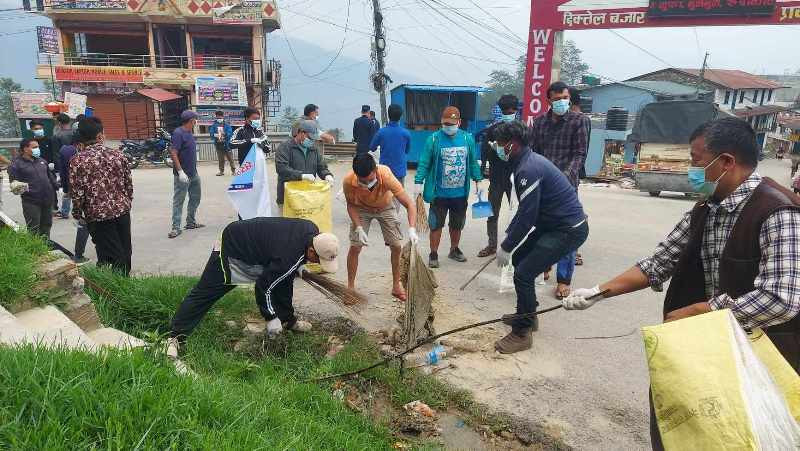 खोटाङ यातायात प्रालिद्वारा दिक्तेलमा सरसफाइ कार्यक्रम (फोटो फिचर)