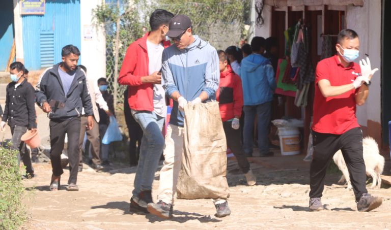 अखिल क्रान्तिकारी खोटाङद्वारा दिक्तेलबजार सरसफाइ
