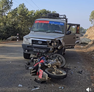 सुमो र मोटरसाइकल ठोक्किएर दुर्घटना हुँदा दुई घाइते
