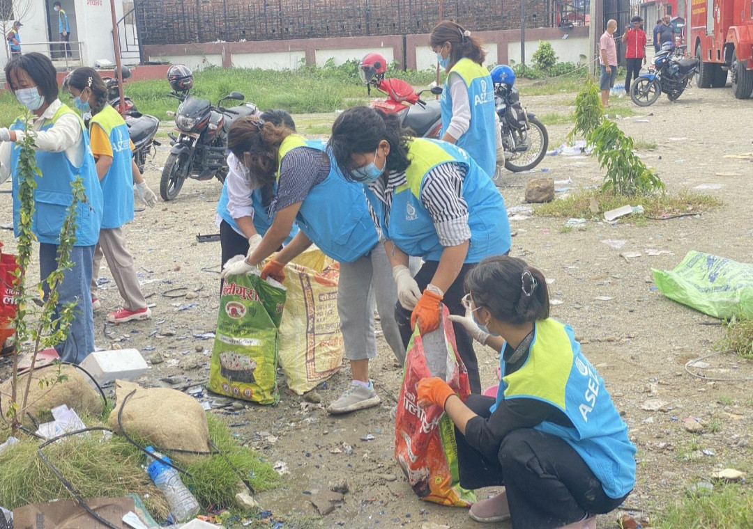 जेन जी आन्दोलनपछिको फोहर व्यवस्थापनमा जुटे विद्यार्थी