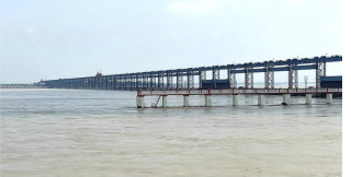 कोसीका ५६ वटै ढोका खोलियो, पुलमा ठूला गाडी रोकियो