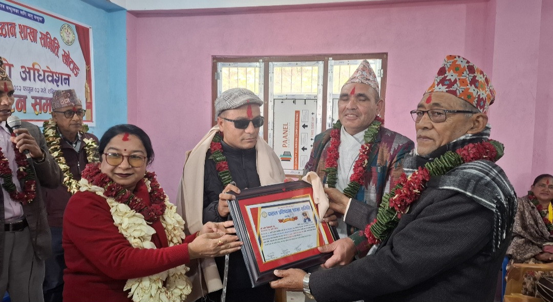 दाहाल प्रतिष्ठान खोटाङद्वारा तीन विशिष्ट व्यक्तित्व सम्मानित